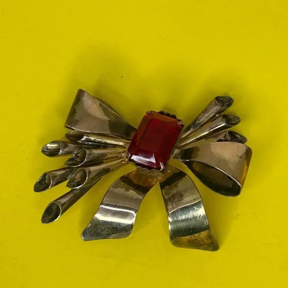 Vintage 40s Gold Filled Bow Brooch With Ruby Colored Glass Stone - Picture 7 of 8